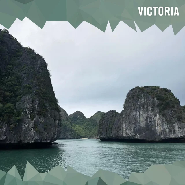1/3 zu Folge 120: Vicis wilde Weltreise
Mit @veni.vidivictoria ging es auf Weltreise. In unserer aktuellen Folge spricht Victoria über ihre Weltreise, die sie 2019 mit ihrem Expartner unternommen hat. Mit allem was dabei schief ging, mit allem was sie dabei besonders geprägt hat, mit allem was ihr besonders gut gefallen hat. Diese Folge ist nicht die typische Folge, wo wir neben den persönlichen Anekdoten auch viele konkrete Tipps haben, sondern eher das Gesamtwerk von Victorias Reise, wie man sie vielleicht eher nicht „zuhause nachmachen“ sollte. 
Hört mal rein, in diese wunderbar chaotische Reise, die Victoria trotz allem durch die Coronazeit getragen hat und sie viel dabei gelernt hat über ihre Bedürfnisse, persönlichen Grenzen und auch über Reiseplanung 😅